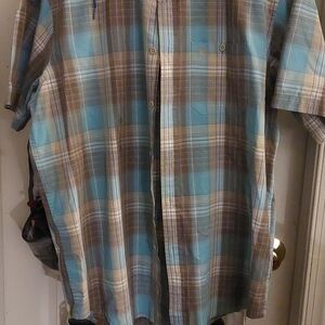 Men's Short-Sleeve Plaid Button-Up Shirt in Blue and Brown